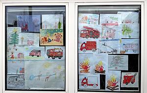 Ein selbstgemaltes Dankeschön bekamen die Feuerwehrleute von vielen Kindern, die begeistert waren von der Aktion. Ein selbstgemaltes Dankeschön bekamen die Feuerwehrleute von vielen Kindern, die begeistert waren von der Aktion.