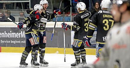 Eishockey Heilbronner Falken gegen Erfurt, Spiel 3, Jubel nach dem 1:0 durch Thomas Supis jubelt nach dem 1:0