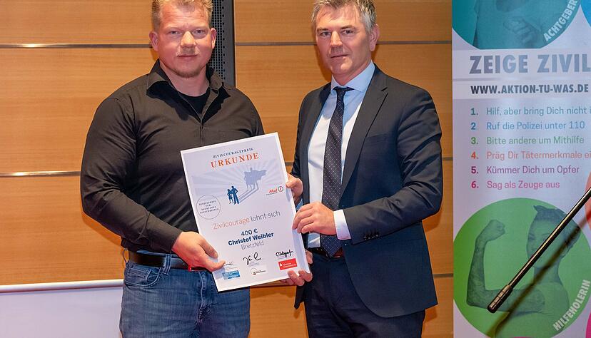 Kümmerer: Christof Weibler (links) mit Landrat Ian Schölzel. Kümmerer: Christof Weibler (links) mit Landrat Ian Schölzel.