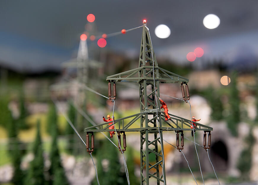 Nach einem schweren Brand war die Anlage lange für Besucher geschlossen. Erst nach mehreren Gutachten und Raumarbeiten konnte im Jahr 2014 der Modellbahnaufbau wieder starten. Nun ist die Anlage wieder geöffnet. Nach einem schweren Brand war die Anlage lange für Besucher geschlossen. Erst nach mehreren Gutachten und Raumarbeiten konnte im Jahr 2014 der Modellbahnaufbau wieder starten. Nun ist die Anlage wieder geöffnet.