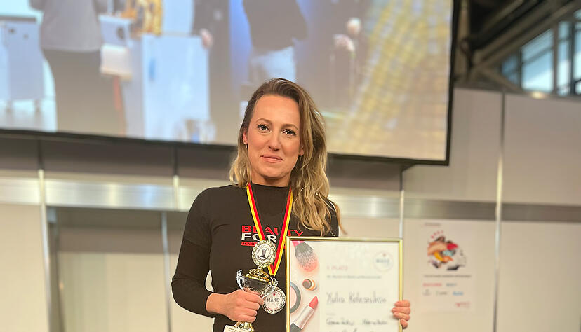 Visagistin Yulia Kolesnikov aus Heilbronn mit ihrem Siegerpokal. Visagistin Yulia Kolesnikov aus Heilbronn mit ihrem Siegerpokal.