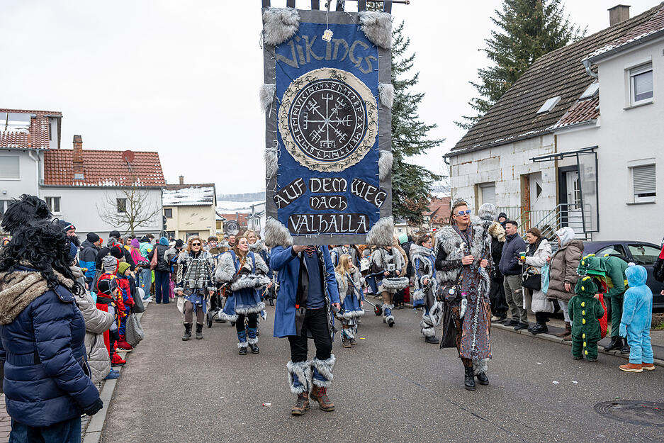 Beim Faschingsumzug in Ellhofen am Sonntag wurden große Fahnen geschwenkt.