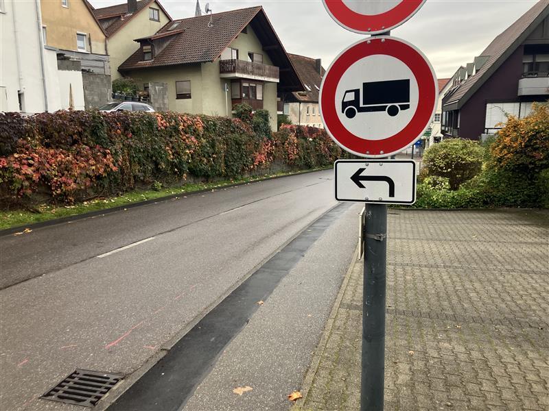 Eigentlich hätte der Unimog auf der Straße überhaupt nicht unterwegs sein dürfen, denn hier gilt ein Lkw-Verbot. Die Baureihe Unimog von Mercedes-Benz zählt zu den Lastwagen.