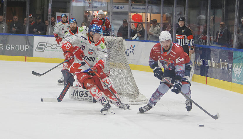 Luis Ludin (rechts) - hier gegen Kende Kassay-Kezi - brachte die Heilbronner Falken mit 1:0 in F&uuml;hrung.
