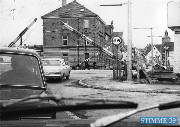 1971 - Etwa 30 mal täglich hebt und senkt sich die Schranke, die die Bahnlinie Heilbronn - Karlsruhe von der B 293 trennt. Der Bahnübergang wird so zum Nadelöhr für den fließenden Verkehr.