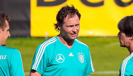 Marcus Sorg im Gespr&auml;ch mit Bundestrainer Joachim L&ouml;w (rechts) und Assistenz-Trainer Miroslav Klose (links). Foto: dpa