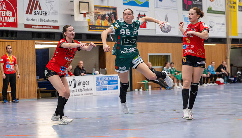 Lara Däuble (Mitte) spielte erstmals in Grün-Weiß in der Langhanshalle gegen ihre ehemaligen Teamkolleginnen Aylin Bornhardt (rechts) und Nina Dierolf.