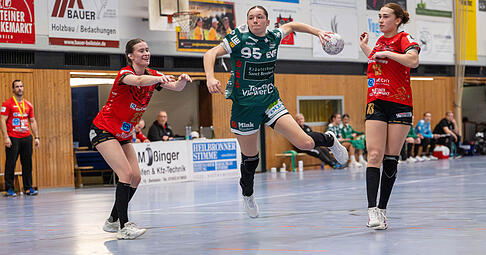 Lara Däuble (Mitte) spielte erstmals in Grün-Weiß in der Langhanshalle gegen ihre ehemaligen Teamkolleginnen Aylin Bornhardt (rechts) und Nina Dierolf. Lara Däuble (Mitte) spielte erstmals in Grün-Weiß in der Langhanshalle gegen ihre ehemaligen Teamkolleginnen Aylin Bornhardt (rechts) und Nina Dierolf.