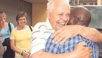 Wiedersehen nach 23 Jahren und in einer ganz anderen Welt: Werner Richter schlie&szlig;t Bento Mabunda in die Arme. Foto: privat