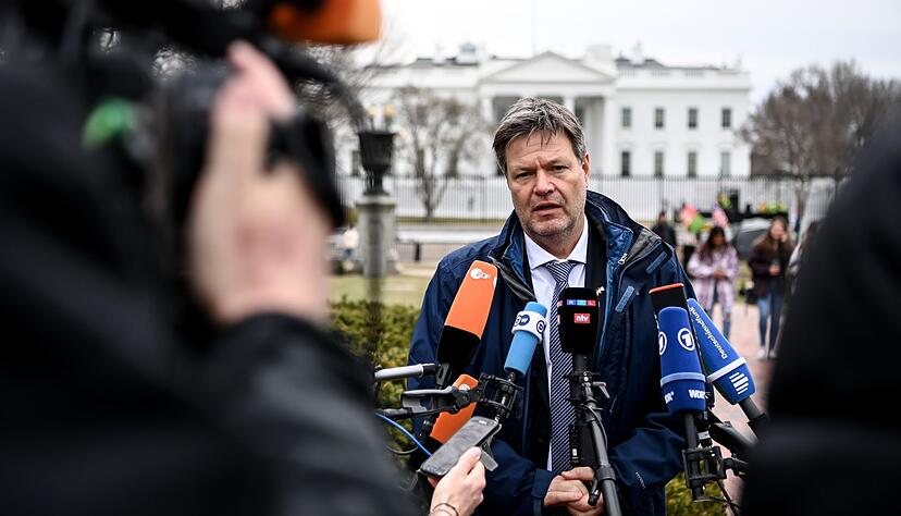 Vizekanzler Robert Habeck (Grüne) spricht vor dem Weißen Haus mit Journalisten.
