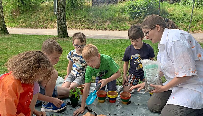 Umtopfen fürs Fest: Die Kinder der Grundschule Lichtenstern in Gellmersbach pflanzen mit Angelina Illini Stecklinge in Tontöpfe. Die verkaufen sie am Samstag.
Foto: Krezer