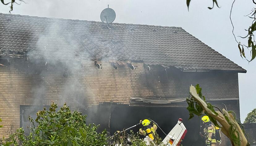 Die Feuerwehr l&ouml;scht in einem Gro&szlig;einsatz mit etwa 50 Kr&auml;ften.