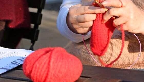 Flauschige Mohair-Wolle gibt es an diesem Samstag in allen Farben.