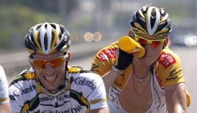 Der Mann in Gold (r) nimmt sich einen Schluck aus der farblich passenden Trinkflasche. Der Mann in Gold (r) nimmt sich einen Schluck aus der farblich passenden Trinkflasche.