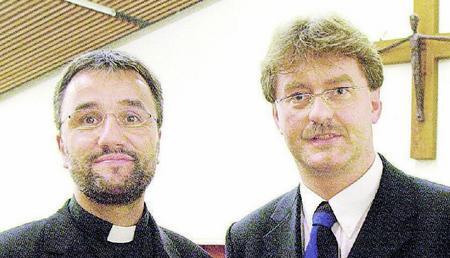 Dekan Thomas Frey (rechts) im Jahre 2002 bei seinem Amtseinf&uuml;hrung mit dem Rottenburger Weihbischof Thomas Maria Renz. (Foto: Archiv)