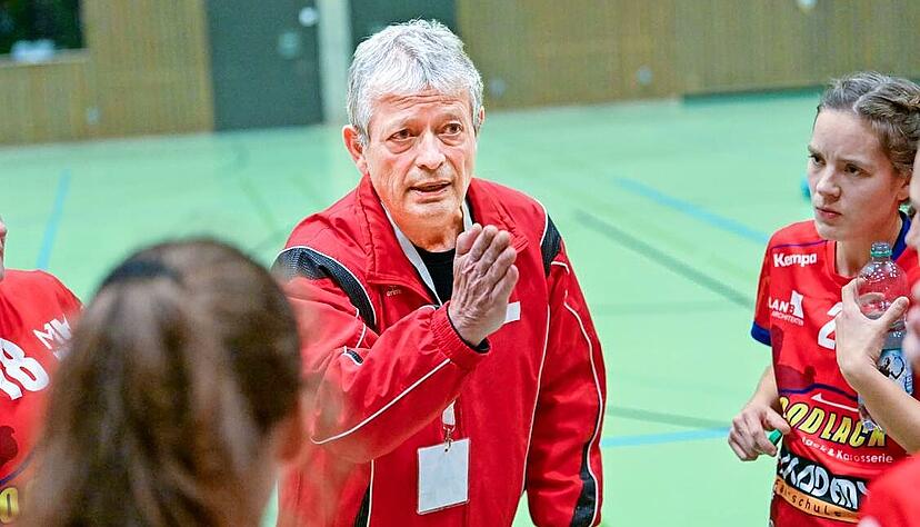 Dieter Szabo gibt ab sofort als neuer Chef-Trainer bei der HSG Heilbronn die Richtung für Lara Gläß (rechts) und ihre Mitspielerinnen vor. Dieter Szabo gibt ab sofort als neuer Chef-Trainer bei der HSG Heilbronn die Richtung für Lara Gläß (rechts) und ihre Mitspielerinnen vor.