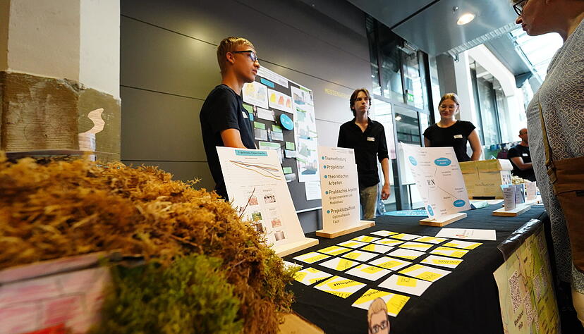 Neuntkl&auml;ssler der M&ouml;rike-Realschule aus Heilbronn &uuml;berlegen sich, wie ein Haus aussehen m&uuml;sste, das gut f&uuml;r den Klimawandel vorbereitet ist.