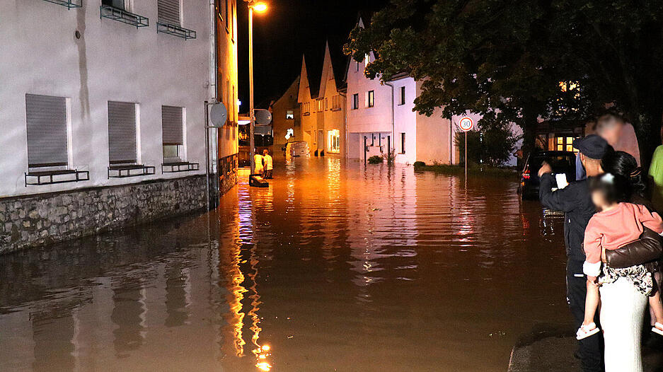 Hochwasser &uuml;berflutet im Landkreis Karlsruhe eine Stra&szlig;e.