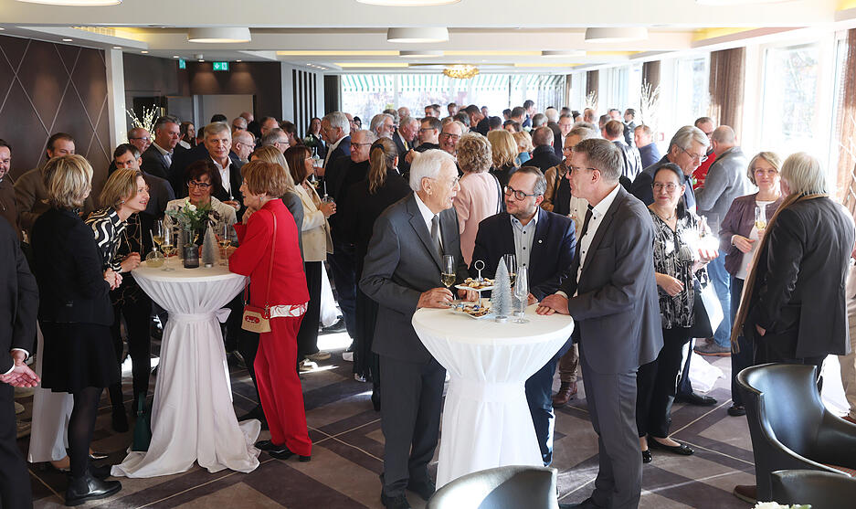 Persönlichkeiten aus Politik, Kultur, Sport und Wirtschaft und Medien kamen zu einer festlichen Matinee im Heilbronner Insel-Hotel zusammen. Persönlichkeiten aus Politik, Kultur, Sport und Wirtschaft und Medien kamen zu einer festlichen Matinee im Heilbronner Insel-Hotel zusammen.