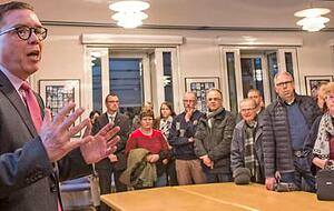 Erste Worte an die B&uuml;rger: Wahlsieger Ulrich Heckmann am Wahlabend im Sitzungssaal des Rathauses. Im Mai wird er den amtierenden B&uuml;rgermeister Klaus Dieterich (links) beerben.
Fotos: Mario Berger