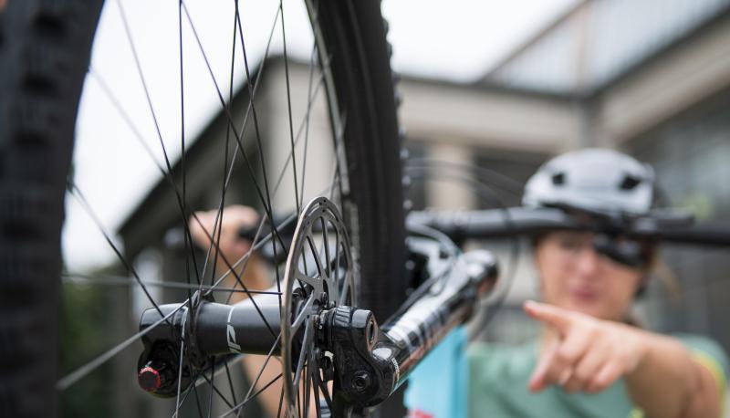 Stabil gesteckt und verschraubt: Steckachsen sind auch den hohen einseitig auftretenden Kr&auml;ften von Scheibenbremsen gewachsen.