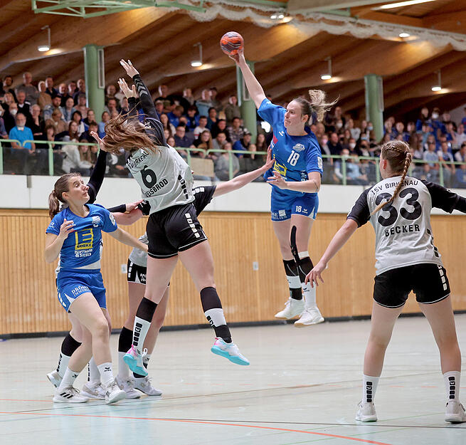 Handball Oberliga Damen TSV Bönnigheim - TSV Birkenau, Sina Häberlen beim Wurf