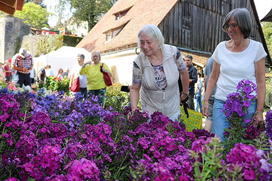 Leuchtende florale Entdeckungen gibt es viele bei den Gartentagen. Sie zaubern diesen beiden Frauen ein Lächeln auf die Lippen.