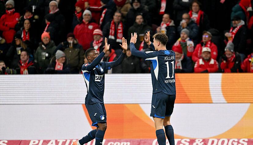 Hoffenheim bejubelt das frühe Führungstor. Hoffenheim bejubelt das frühe Führungstor.