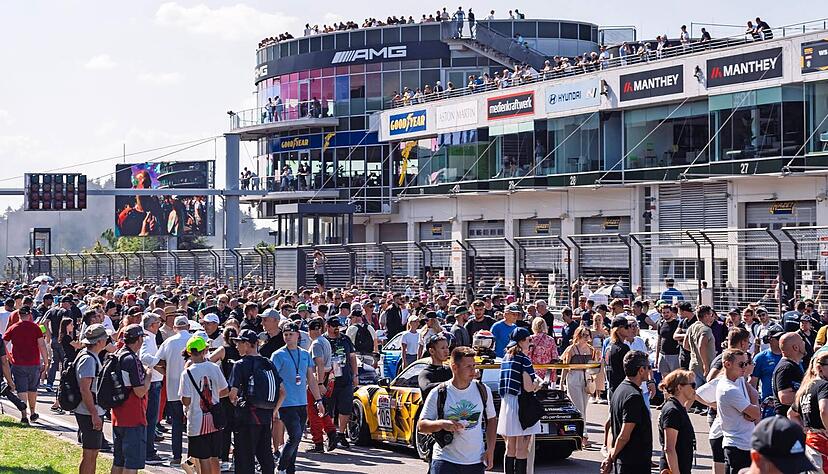 Die Nürburgring Langstrecken-Serie ist bei Zuschauern − hier bei der Doppelveranstaltung im September 2023 − auch aufgrund ihrer Fan-Nähe beliebt. Die Planungen der Serie für 2024 gestalteten sich jedoch bislang schwierig.