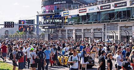 Die Nürburgring Langstrecken-Serie ist bei Zuschauern − hier bei der Doppelveranstaltung im September 2023 − auch aufgrund ihrer Fan-Nähe beliebt. Die Planungen der Serie für 2024 gestalteten sich jedoch bislang schwierig.
Foto: Gruppe C Photography