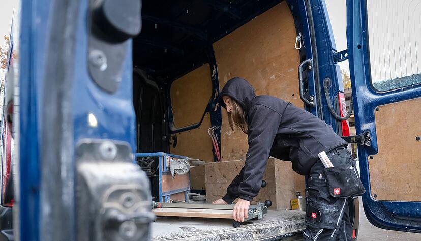Mittendrin: Die angehende Fliesen- und Mosaiklegerin Celine Köster durfte bereits in ihrem FHJ kräftig mit anpacken.