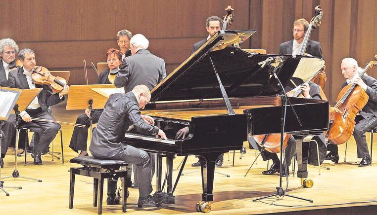 Nikolai Tokarev bot in der Harmonie eine gl&auml;nzende pianistische Leistung unter der Leitung von Gastdirigent Avner Biron.
Foto: Thomas Braun
