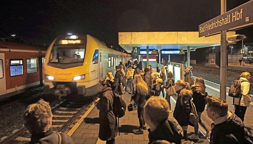 Ein Zug des Bahnunternehmens Go-Ahead fährt in Bad Friedrichshall ein. Das Unternehmen hatte zuletzt mit Verspätungen und Zugausfällen zu kämpfen.
Foto: Archiv