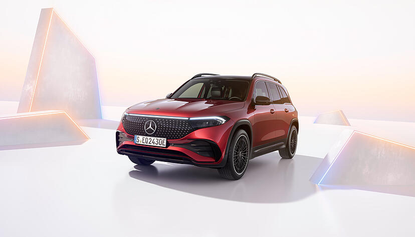 Das sogenannte Black Panel, also die geschlossene Frontpartie, zeigt sich nun mit vielen kleinen Mercedes-Sternen. Das sogenannte Black Panel, also die geschlossene Frontpartie, zeigt sich nun mit vielen kleinen Mercedes-Sternen.