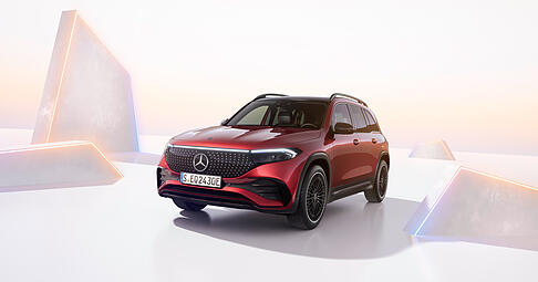Das sogenannte Black Panel, also die geschlossene Frontpartie, zeigt sich nun mit vielen kleinen Mercedes-Sternen. Das sogenannte Black Panel, also die geschlossene Frontpartie, zeigt sich nun mit vielen kleinen Mercedes-Sternen.