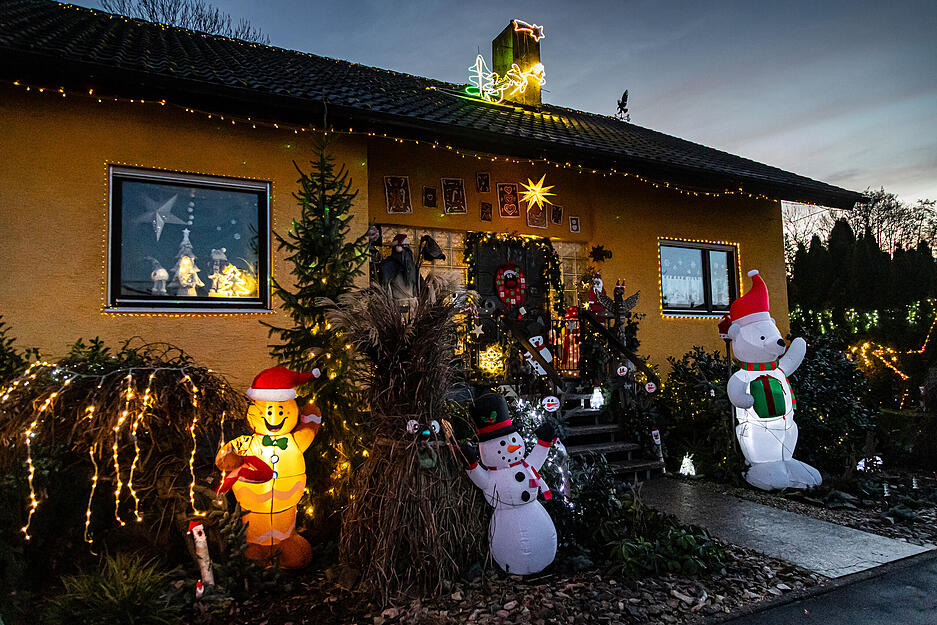 In der Schafwiesenstra&szlig;e von Obersulm-Willsbach sind ihr Haus, der Hof und die Garage geschm&uuml;ckt.