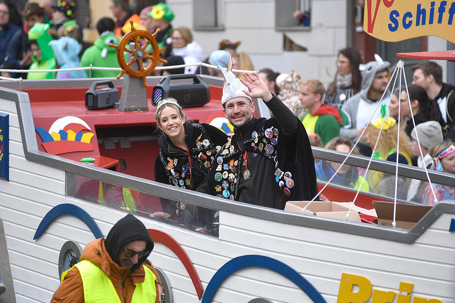 Der Narrenwurm ist in Bewegung.