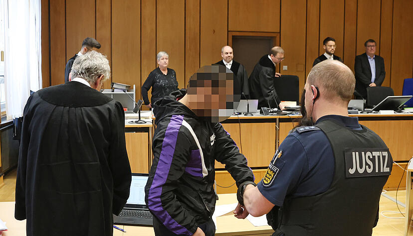 Obwohl der Angeklagte bis zuletzt seine Unschuld beteuert hatte, stand für die Schwurgerichtskammer fest, dass er unter anderem wegen versuchten Totschlags zu verurteilen ist. Obwohl der Angeklagte bis zuletzt seine Unschuld beteuert hatte, stand für die Schwurgerichtskammer fest, dass er unter anderem wegen versuchten Totschlags zu verurteilen ist.