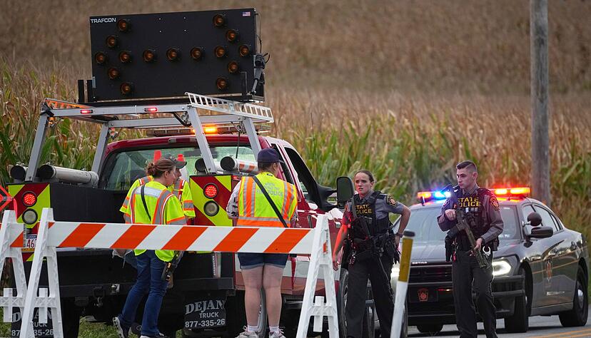 Polizei und Rettungskr&auml;fte sind nach den t&ouml;dlichen Sch&uuml;ssen auf drei Polizisten im Einsatz.