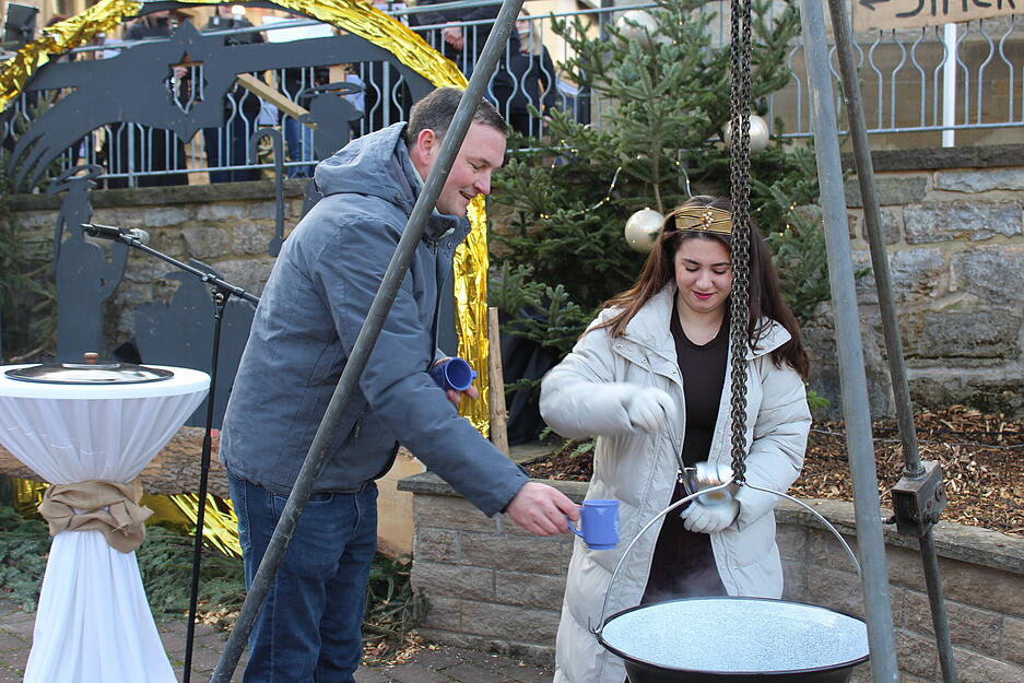 Zusammen mit Ortsvorsteher Marco Wolpert eröffnet sie den Markt. Zusammen mit Ortsvorsteher Marco Wolpert eröffnet sie den Markt.