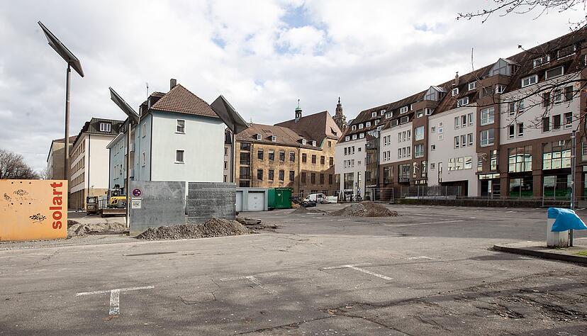 Der öffentliche Parkplatz an der Ecke Lohtor-/Gerberstraße wird derzeit für rund 80?000 Euro saniert und umgebaut. Voraussichtlich Anfang April sollen die rund 70 Stellplätze wieder nutzbar sein. Dann wird es auch neue Tarife geben.
Foto: Andreas Veigel Der öffentliche Parkplatz an der Ecke Lohtor-/Gerberstraße wird derzeit für rund 80?000 Euro saniert und umgebaut. Voraussichtlich Anfang April sollen die rund 70 Stellplätze wieder nutzbar sein. Dann wird es auch neue Tarife geben.
Foto: Andreas Veigel