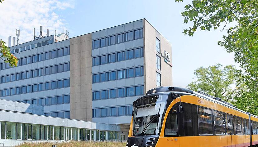 Zukunftsmusik: Die Pläne sehen vor, dass die Bottwartalbahn in der Nähe des Campus Sontheim eine Haltestelle erhält.  Montage: HSt, Fotos: Archiv/Berger Zukunftsmusik: Die Pläne sehen vor, dass die Bottwartalbahn in der Nähe des Campus Sontheim eine Haltestelle erhält.  Montage: HSt, Fotos: Archiv/Berger