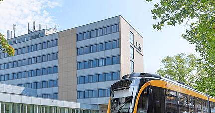 Zukunftsmusik: Die Pläne sehen vor, dass die Bottwartalbahn in der Nähe des Campus Sontheim eine Haltestelle erhält.  Montage: HSt, Fotos: Archiv/Berger