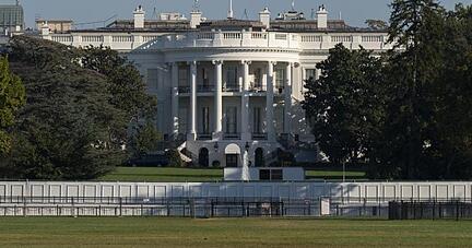 Der Sitz des US-Pr&auml;sidentenm, das Wei&szlig;e Haus in Washington. Das Haushaltsdefizit der US-Regierung ist wegen der Corona-Hilfen sprunghaft angestiegen.