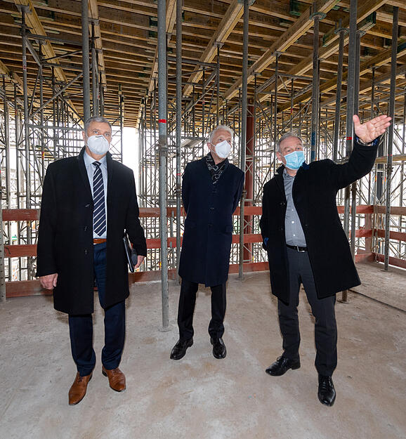 SLK-Rohbau: Rundgang mit Landrat und OB