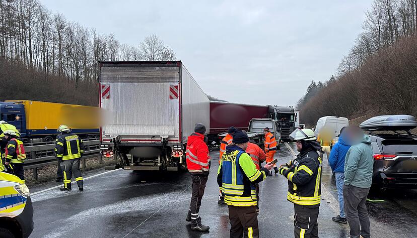 Gl&auml;tte hat auf der A44 eine Unfallserie ausgel&ouml;st.