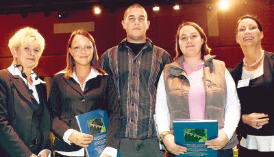 Renate Rabe und Nicole Graf (links und rechts) ehrten die Pr&uuml;flinge Melissa Tutor, Thomas Blind und Saskia Bodein (von links). Christian R&uuml;ckert fehlt.Foto: Ralf Seidel