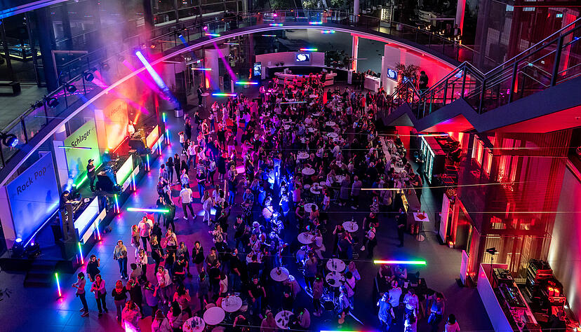 Schlager, Pop und Rock oder House? Bei der Kopfh&ouml;rerparty im Neckarsulmer Audi-Forum m&uuml;ssen sich die 500 feiernden G&auml;ste nicht auf ein Musikgenre festlegen. Sie w&auml;hlen nach Belieben, was sie h&ouml;ren wollen.