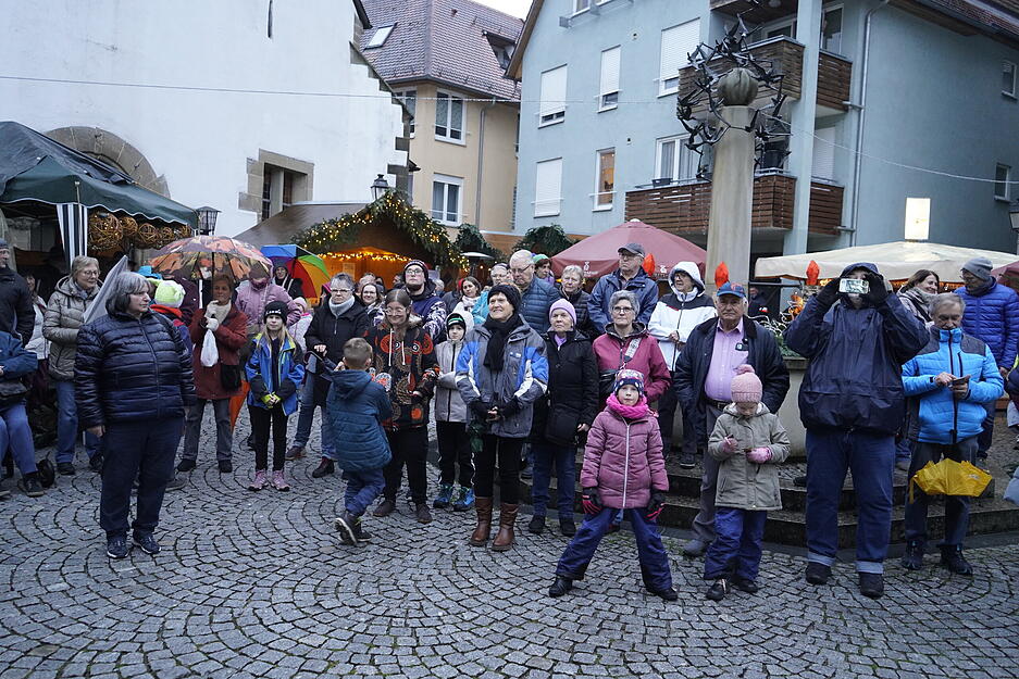 Dieser lockt mit dem imposanten Ambiente, seinem Programm auch für Kinder und seinen vielen kleinen regionalen Ständen wieder Hunderte von Menschen ans Kloster. Dieser lockt mit dem imposanten Ambiente, seinem Programm auch für Kinder und seinen vielen kleinen regionalen Ständen wieder Hunderte von Menschen ans Kloster.