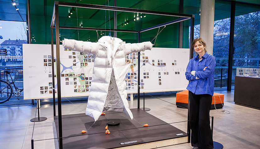 Martyna Marciniak hat den Balenciaga-Mantel aus einem gef&auml;lschten Bild von Papst Franziskus akribisch rekonstruiert.